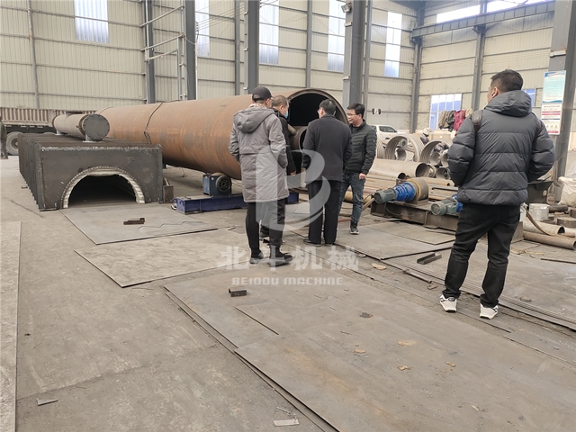 河北客戶來(lái)公司實(shí)地考察果殼炭化機(jī)