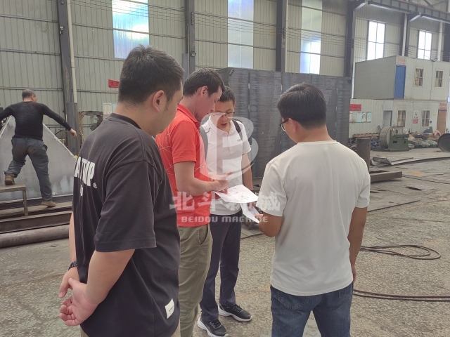 熱烈歡迎非洲客戶來北斗實地考察生物質(zhì)炭化機(jī)