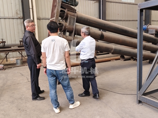 客戶考察新型生物質炭化機,共探綠色回收體系